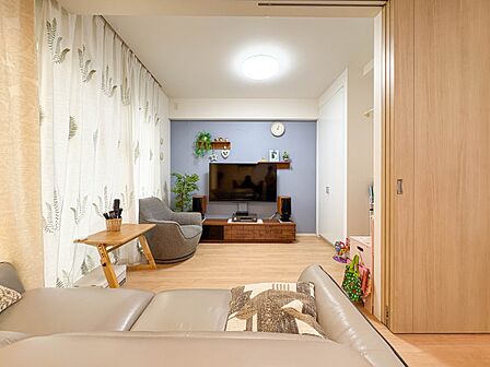 【Living room-リビング-】アウトフレームで柱を外に出し、部屋の四隅まですっきりとした間取り。暮らしの数だけ、物語が生まれる。自由で伸びやかな空間設計。