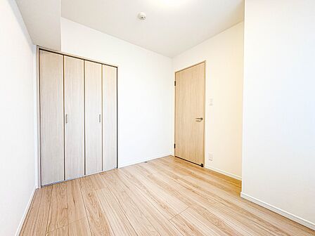 【洋室4.3帖】  シンプルにデザインされた室内。家具やレイアウトでお好みの空間に。