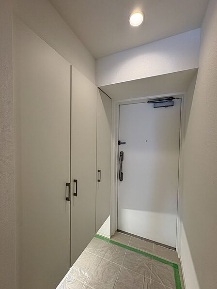 【シューズボックス(下駄箱)】 大型のシューズボックスには靴やブーツ、サンダルはもちろん、ハンカチや手袋、バック類などのお出かけ用品、印鑑や朱肉なども収納可能です。
