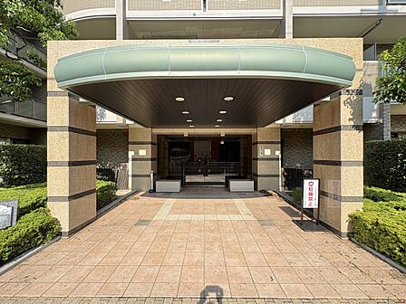 【エントランス】その住居の第一印象となるのがエントランスホールです。訪問されたお客さまをやさしくお迎えします。エントランスホールは、いわば住居の顔です。