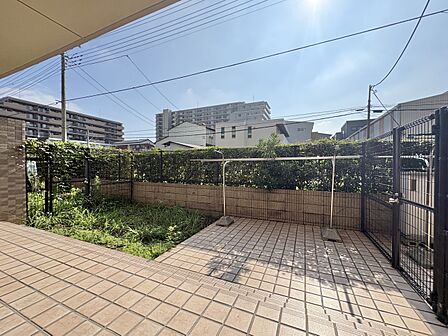 【テラス・専用庭】1階のお部屋ならではの庭スペース。陽当り良好で、マンションでありながら戸建て感も味わえるのが楽しいんですよね。