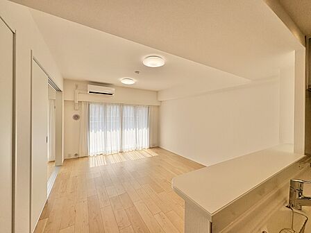 シンプルなデザインの家は風情がある。住む人のこだわりを感じる。外観も内装もいたってシンプル。居心地がよく、家事や趣味、子育てなどにも集中できる。家も人間も熟成するほどシンプルになっていくよう…