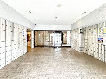【ロビー】エントランスホール近くに設けられるロビーは「来客があった時簡単に用事を済ます場」として使われるようです。来客が多い人にとっては自宅に通さず用事が済む「便利」な場所です。