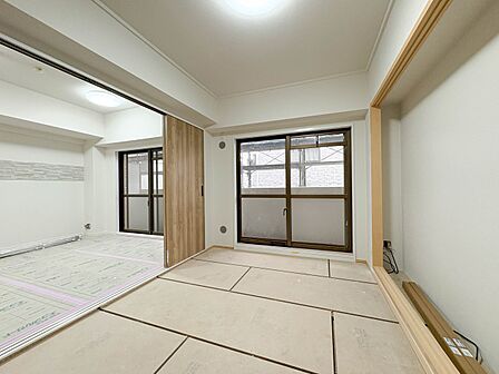 独立性を高めたお部屋。たっぷりの収納も配備しており、片付いた空間を実現出来そう。陽光も降り注ぐ明るく開放的な空間が魅力的。