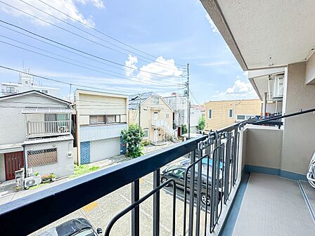 バルコニーに自分のこだわりをもたせる。120%自由自在のバルコニー。もちろんお洗濯物を干す、ゴミを一時保管するなどもおまかせください。バルコニーを多目的スペースとして考えてみましょう。