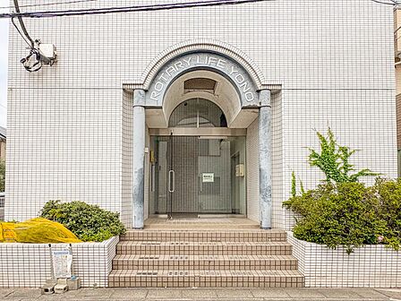【エントランス】玄関はおうちの顔と言われます。玄関アプローチは、外観デザインの印象を左右します。ご家族の個性を出しながら、素敵な玄関でお客様をお迎えしてください。