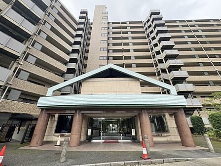 【エントランス】落ちついた外観にマッチしたエントランス。