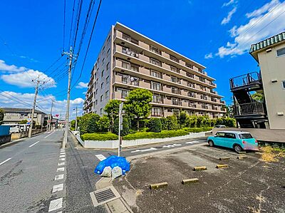 外観:大宮宮原ガーデンハウスから道を挟んで徒歩1分のところに中学校、徒歩2分に小学校、徒歩4分に幼稚園があり、子どもを持つファミリーには嬉しい立地です。 外観:大宮宮原ガーデンハウスから道を挟んで徒歩1分のところに中学校、徒歩2分に小学校、徒歩4分に幼稚園があり、子どもを持つファミリーには嬉しい立地です。
