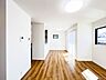 室内：【リビングダイニング】シンプルなデザインの家は風情がある。住む人のこだわりを感じる。外観も内装もいたってシンプル。居心地がよく、家事や趣味、子育てなどにも集中できる。家も人間も熟成するほどシ…