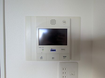 【TVモニター付インターホン】来訪者の様子を室内TVモニターでチェック。対応したくないセールスを断りやすく、子どもに留守番をさせるときも安心。
