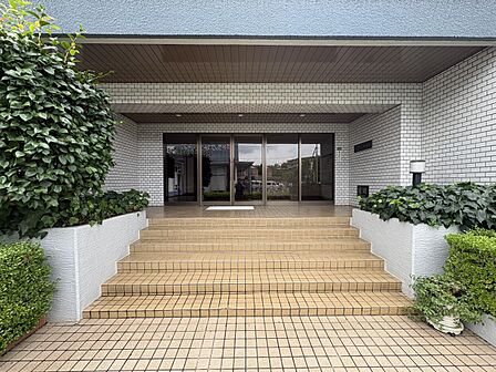 【エントランス】落ちついた外観にマッチしたエントランス。
