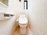 トイレ：【Toilet-トイレ-】  いつも清潔なスペースであってほしいのが毎日使うトイレです。掃除がしやすいのはもちろん、落ち着けるスペースとして機能することも大切です。