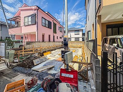 外観:【外観】草加駅徒歩24分、駐車スペース並列2台分あります。 外観:【外観】草加駅徒歩24分、駐車スペース並列2台分あります。