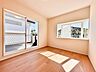 子供部屋：【子供部屋】お子様のお部屋にぴったりなクロークを備えたフローリング仕様の洋室です。