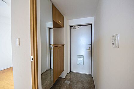 玄関はその家と住まう人を印象づけます。それだけデザイン、機能性の存在感が大切になるわけですね。優れた防犯性、断熱性も求められます。家は玄関から始まります。