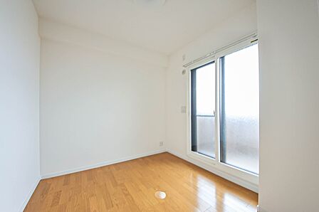 独立性を高めたお部屋。たっぷりの収納も配備しており、片付いた空間を実現出来そう。陽光も降り注ぐ明るく開放的な空間が魅力的。