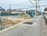 外観：家の前は美しい通りになっていますが、クルマが比較的少なく。家のまわりで遊ぶお子さまも安心です。