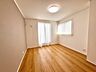 洋室：U号棟【洋室6.75帖】独立性を高めたお部屋。たっぷりの収納も配備しており、片付いた空間を実現出来そう。陽光も降り注ぐ明るく開放的な空間が魅力的。