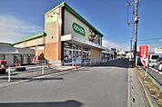 コープ春日部店まで887m 生鮮食品から日用品まで揃う地域密着型スーパー。買い物がしやすく、毎日の生活に便利です。