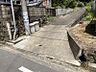 外観：前面里道は幅員2.6ｍあります。車の交通が少ないので農作業もしやすいです