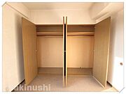 6.5帖の洋室の収納部分です♪奥様とご主人様のお洋服を分けて収納ができる、とっても大きなクローゼットになっております＾＾