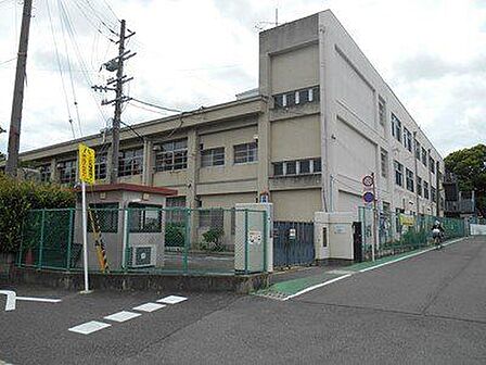 羽曳野市立高鷲小学校 徒歩7分。 540m