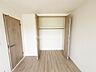 収納：収納力を持つ大きなクローゼットで部屋はいつもすっきり整理整頓。着たい服もすぐに見つけられますね！収納家具の設置が最低限で済むのでお部屋が広く使えます♪