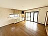 リビング/ダイニング：南向きの陽当たりの良いお庭付きの一戸建て！3LDK+3DKの二世帯住宅！駐車場は3台分ございます！