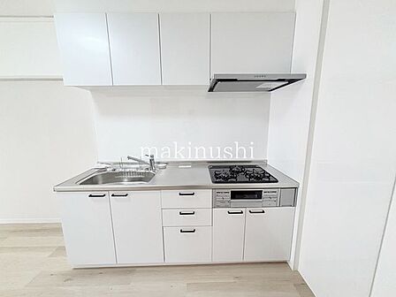 2025年7月にリフォーム済み!システムキッチンも新調!手入れのしやすいフラットなシステムキッチン!上下に収納があり、空間を無駄なく使えます♪
