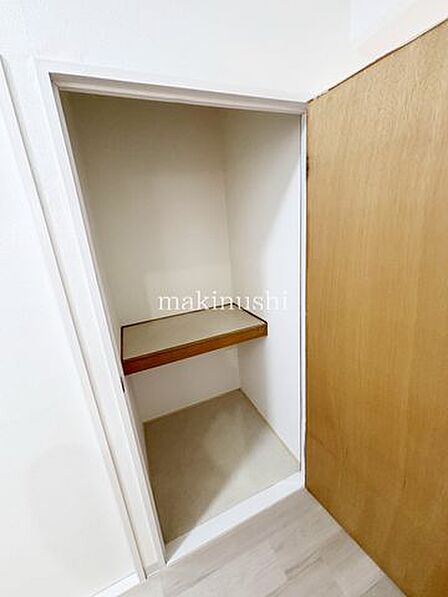 廊下にも収納スペースあり!生活用品のストックや清掃用品入れとして便利です♪マンション内の限られたスペースでしっかり整理整頓!