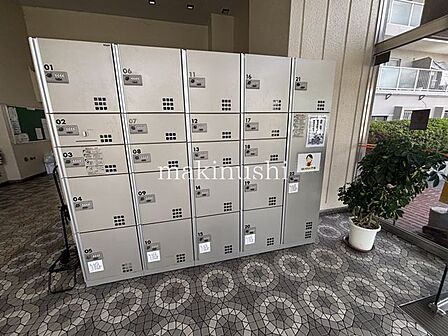 マンション内には宅配BOXあり!不在時の受け取りがとても便利で玄関を開けて対応する必要が無いので防犯にも役立ちます。