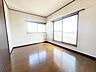 洋室：洋室です。結構な広さのお部屋ですのでお片付けも楽ちんです。ベッドを置いて机をおいてテレビをおいてもすっきりとしたお部屋に仕上がります。とても快適なお部屋です。