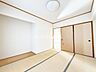 室内：情緒漂う和室。しっとりと落ち着いた雰囲気の和室で気持ちよく寝転がるのも良いものですね。日本に住んでて良かったときっと思えるはずです。