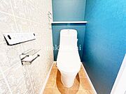 トイレが1、2階にございますので、朝の混雑時に安心して使用できます。トイレは温水洗浄付き便座で毎日清潔に快適にお使いいただけます。