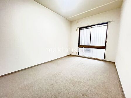 洋室です。収納付きのお部屋ですのでお片付けも楽ちんです。ベッドを置いて机をおいてテレビをおいてもすっきりとしたお部屋に仕上がります。とても快適なお部屋です。
