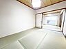 和室：情緒漂う和室。しっとりと落ち着いた雰囲気の和室で気持ちよく寝転がるのも良いものですね。日本に住んでて良かったときっと思えるはずです。