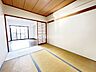 和室：情緒漂う和室。しっとりと落ち着いた雰囲気の和室で気持ちよく寝転がるのも良いものですね。日本に住んでて良かったときっと思えるはずです。