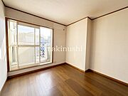 洋室です。ベッドを置いて机をおいてテレビをおいてもすっきりとしたお部屋に仕上がります。とても快適なお部屋です。
