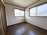洋室です。ベッドを置いて机をおいてテレビをおいてもすっきりとしたお部屋に仕上がります。とても快適なお部屋です。
