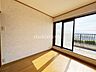 子供部屋：洋室です。お片付けも楽ちんです。ベッドを置いて机をおいてテレビをおいてもすっきりとしたお部屋に仕上がります。とても快適なお部屋です。
