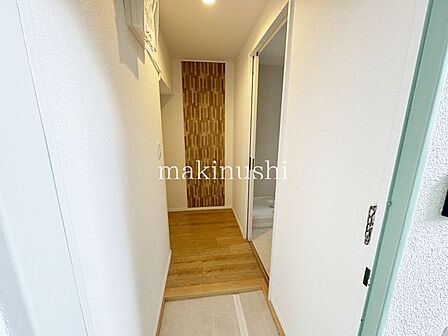 大型シューズBOX付きの玄関です。これだけの収納力があれば、ご家族4人でも十分ですね。私の家族ならもてあましそうなくらい大きなサイズです。鏡付きなのも嬉しいですね!