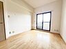 洋室：洋室です。収納付きのお部屋ですのでお片付けも楽ちんです。ベッドを置いて机をおいてテレビをおいてもすっきりとしたお部屋に仕上がります。とても快適なお部屋です。