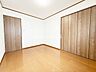 室内：洋室です。収納付きのお部屋ですのでお片付けも楽ちんです。ベッドを置いて机をおいてテレビをおいてもすっきりとしたお部屋に仕上がります。とても快適なお部屋です。
