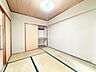 和室：情緒漂う和室。しっとりと落ち着いた雰囲気の和室で気持ちよく寝転がるのも良いものですね。日本に住んでて良かったときっと思えるはずです。