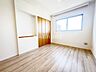 寝室：洋室です。収納付きのお部屋ですのでお片付けも楽ちんです。ベッドを置いて机をおいてテレビをおいてもすっきりとしたお部屋に仕上がります。とても快適なお部屋です。