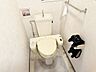 トイレ：何だか落ち着けるトイレ空間です。トイレは快適な温水洗浄便座付きとなっております。こんな綺麗にお手入れされたトイレは本当に嬉しいです。