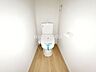 トイレ：トイレは1、2階にございますので、朝の混雑時でも安心してご使用することが出来ます。便座は温水洗浄付き便座となってますので毎日清潔に快適にお使いいただけます。とっても落ち着けるトイレ空間となっています。