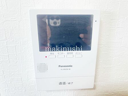 来客時に便利なTVモニター付インターホン。これ一つで嫌な訪問販売の勧誘や不審者をシャットアウト出来ます。女性には特に嬉しい設備です。