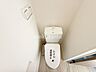 トイレ：トイレは1、2階にございますので、朝の混雑時でも安心してご使用することが出来ます。便座は温水洗浄付き便座となってますので毎日清潔に快適にお使いいただけます。とっても落ち着けるトイレ空間となっています。
