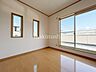 室内：洋室です。フローリングのお部屋となってますのでお掃除やお片付けも楽ちんです。ベッドを置いて机をおいてテレビをおいてもすっきりとしたお部屋に仕上がりそうですね。お好みのレイアウトで毎日をお楽しみ下さい♪
